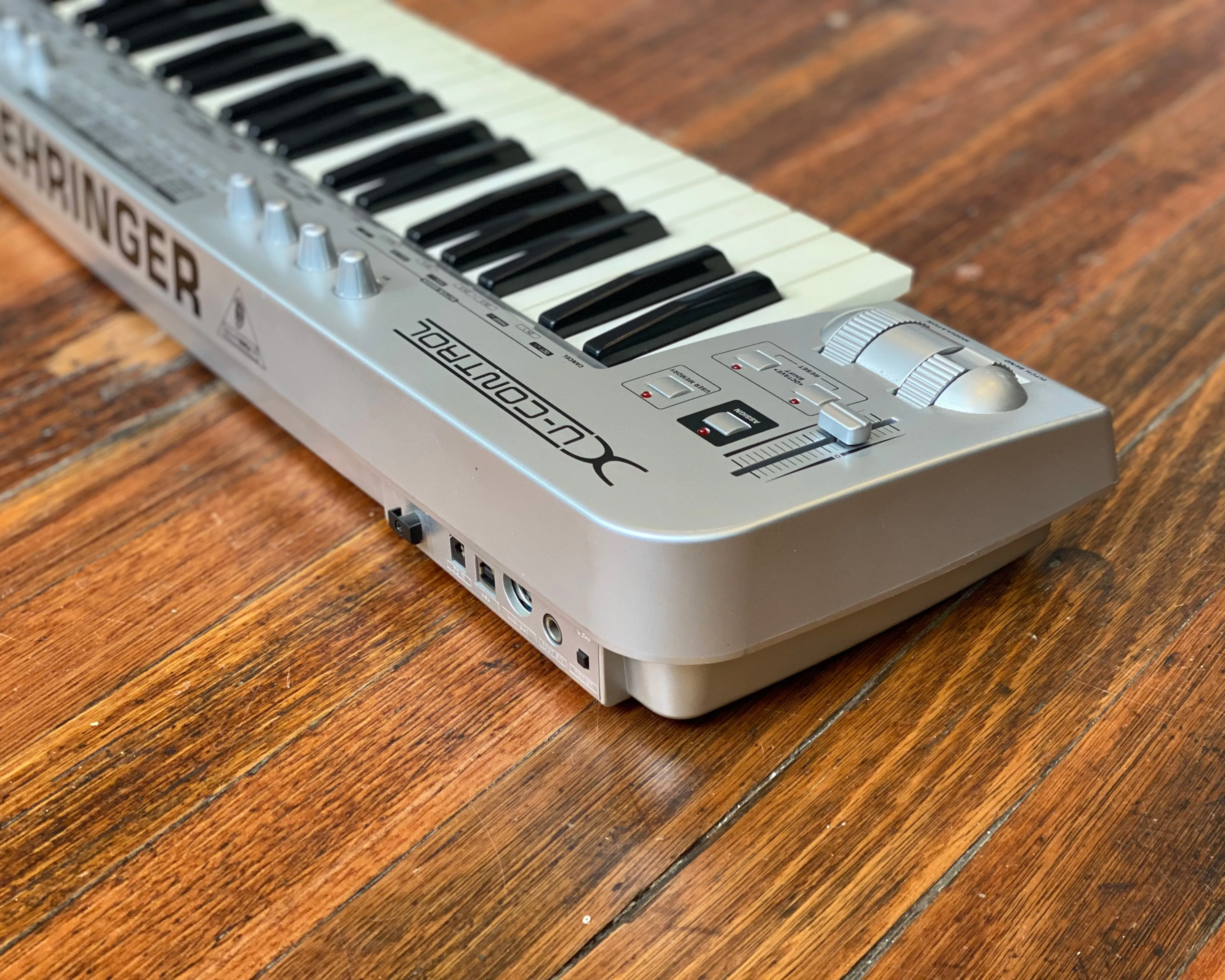 Behringer UMX49 Midi Controller