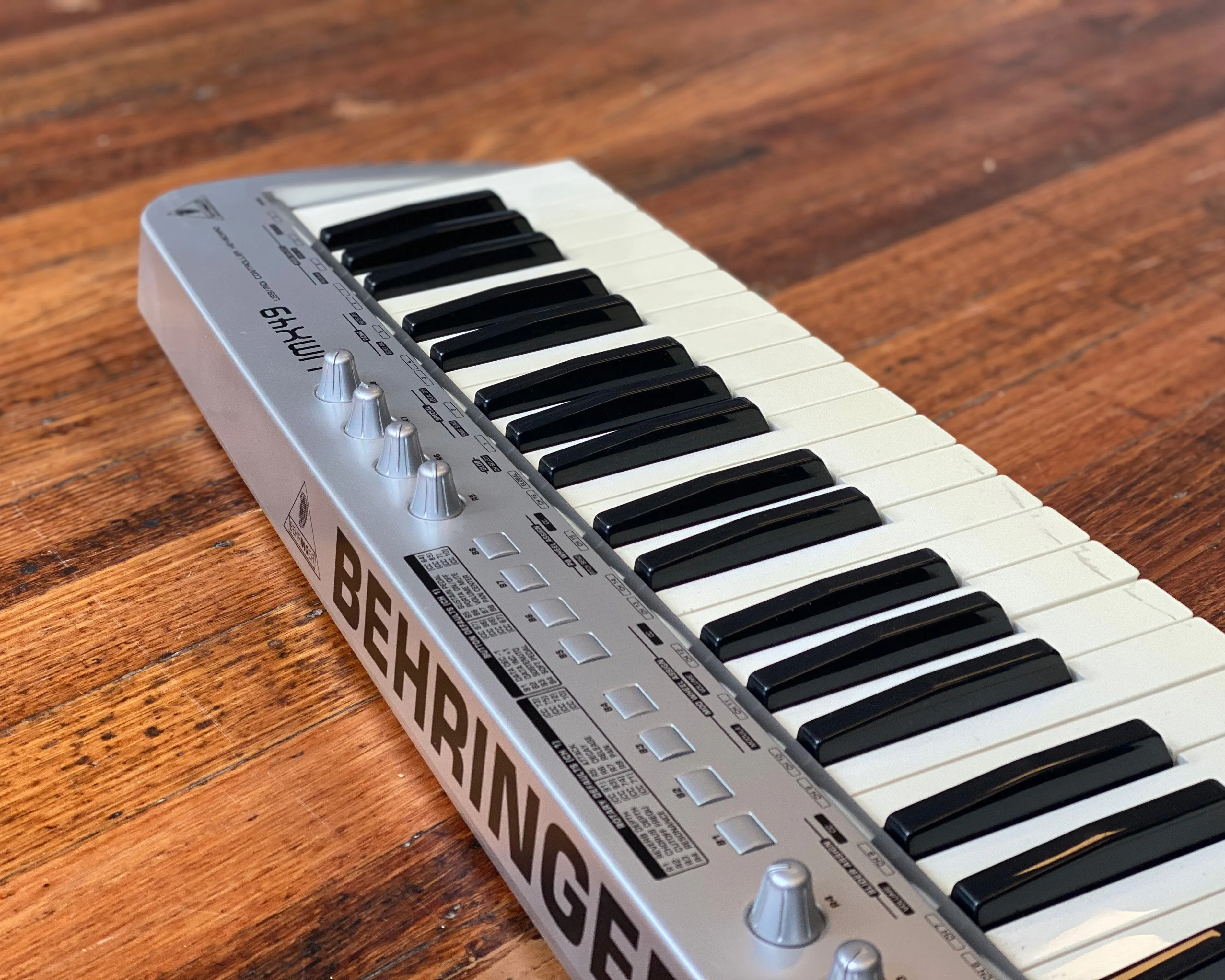 Behringer UMX49 Midi Controller