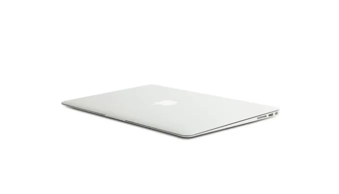 MACBOOK AIR i5 1.6GHz 13.3-INCH 2GBRAM 64GB With Magsafe Charger and Black Case (MD508LL/A) Refurbished